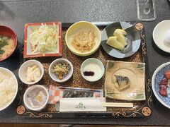 ユフォーレの朝の和定食。お膳以外の部分のみ一部セルフサービスでした。
最近バイキングで色々選ぶのが面倒になってきました。それについ食べ過ぎてしまうので、今回の朝食はおかずを選ぶ手間がなく楽でよかったです。
今回はグルメ旅ではないですが、上げ膳据え膳は嬉しい。