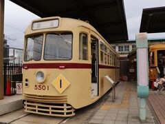 ＜都電おもいで広場＞荒川車庫の隣にあります。停留場をイメージしたスペースに旧型車両２両が展示されています。写真は1954年～1967年に走った5500形。流線形と低騒音、加速の良さが売りでした。