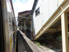 越後中里駅に到着。
数人の乗客が降りて行きました。