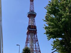 あ、テレビ塔だ！朝の札幌市内はけっこう渋滞しています。。。