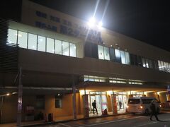 羽田19:15発の飛行機で福岡空港に。
地下鉄で中洲川端まで行って、そこから歩いてフェリーターミナルに来ました。
フェリーターミナルには22:00ごろ着きました。