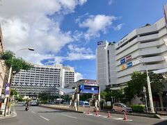 正面は県庁。右側にあるのが、那覇唯一のデパートRYUBO・パレットくもじ。
気温33℃。真夏の沖縄の陽射しに負けて、冷房の効いた建物に避難します。
