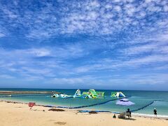 那覇からタクシーで20分くらいで、青い空と青い海に出会えます。泳がなくても、十分に南国気分を味わえました。
沖縄の友人曰く、海は泳ぐところではなく、ビーチパーティーをする場所だそうです。

