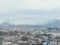 青森ねぶたの後 宿泊したグランドパークホテルの6階の部屋から見た朝の景色です。
遠くに見える山が山水画のようで幻想的でした。