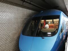 北千住駅に着きました。
列車が駅に来た時にロマンスカーの形に違和感があったのですが、
前方と広報で形が違うんですね。
これがイメージしていた姿です。