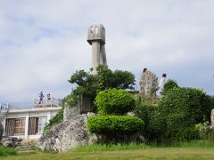 「なごみの塔」です。竹富島で一番高い場所として有名な観光地です。
現在は老朽化のため、上ることが出来ず、
背後の建物の展望台に代わりに上るようです。
