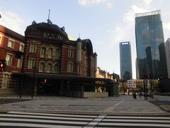 東京駅の丸の内側を通過です。赤レンガ駅舎ですね。