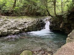 カニ滝（落差2ｍ・幅1ｍ）
滝壺の横の水流で削られた柱状節理の膨らみがカニの甲羅のように見えることから名付けられた。
母に「小さい滝やったわ」と写真を見せました。