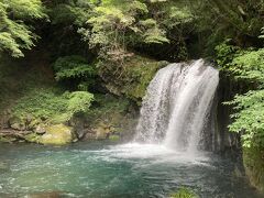 初景滝（落差10ｍ・幅7ｍ）

滝の手前で夫は靴を脱いで足を水に浸けていました。冷たくて気持ちいいと言っていました。