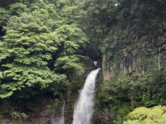 大滝（おおだる）
落差30ｍ・幅7ｍ
この時は、滝に見とれて滝の横の柱状節理には気付いていませんでした。
