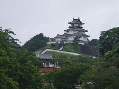 蒲郡を出て、掛川へ高速で向かいました。
目的は掛川城と掛川花鳥園です。が、掛川城も岡崎城と同じく、天守が修復のため休館中！登城したかった。。。