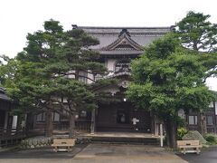 掛川城の横に、大日本報徳社という和風講堂がありました。
日本最古の公会堂のひとつだそうです。