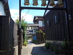 正福寺の西南側すぐに横丁のような通りが。