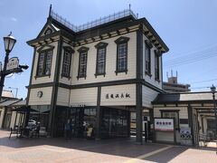 道後温泉駅に到着。とても風情のある駅舎です。駅舎内のスタバも素敵だけど、混んでたから入らず。