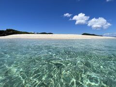 座間味港の対岸にある安慶名敷島に行きました。アゲナシクの浜を海の中から撮ってみました。