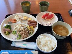 朝食はビュッフェです。ハイシーズンで朝食付きで5000円台はとても良心的。マンゴージュースなどもあり、十分満足でした。