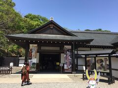 天守閣は入るのは諦め、彦根城博物館へ。