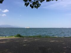 湖岸一帯は「大津湖岸なぎさ公園」として整備されている。ベンチでしばらく琵琶湖を眺めた。