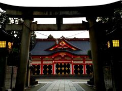 日枝神社に到着。
しかしもう閉まっておる。
境内をぐるっとして左を見ると何やら石の像が沢山。