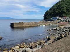 海水に足を付けたくて防波堤釣りスポットの北川港へ。
釣りの人はいなくて、海水浴している家族がいました。（本来海水浴する場所ではなさそうです）
足をつけてみると海水が冷たくてびっくり！
ダイビングのお店が横にあり、スタッフらしき方が船でダイビングに出かけていました。