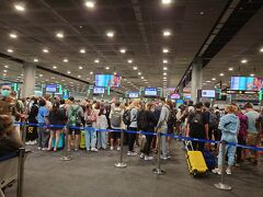定刻にバンコクのスワンナプーム国際空港に到着しましたが、びっくりの人・人・人 (＠_＠;) 
入国審査では、プリントしておいたワクチン接種証明を提示しただけでした。

タイが現在、旅行先として人気なわけです。
でも、油断せずにしっかりマスク。
空港内の方はもちろん、西洋人の方も、ちゃんとマスクをしていらっしゃいました (^ー^)