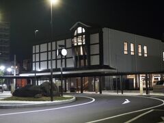 ●JR/鹿児島駅

そのままホテルに帰るのも、物足りなかったので、少しだけ散歩をしてみました。
フェリーターミナルから歩いて10分足らずの、JR/鹿児島駅。
「鹿児島駅」と聞くと、街のメインの駅じゃないの？と思ってしまいますが、街の中心駅は「鹿児島中央駅(旧西鹿児島駅)。ややこしいですよね。これは、開業が、鹿児島駅の方が早かった為だそうです。
