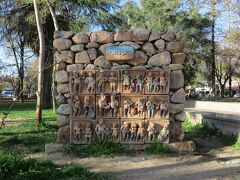 バスはカヤファテの町にやってきました。30分ほど町を散策できます。中央広場のかわいらしいレリーフ。