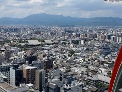 いよいよ修学旅行ぶりの京都タワー！京都タワーは東京オリンピックが開催された1964年に完成し、京都のランドマークとなっています。モチーフは海のない京都の街を照らす灯台であります。（THE THOUSAND KYOTO参照）京都市街で一番の高さを誇っており、目玉である地上100メートルにある展望室からは 京都三山に囲まれた古都京都の市街地が360度のあるゆる視点見渡せます。時間、四季によって様変わりするのもポイントです。（京都タワー参照）