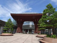 東口にある鼓門は金沢駅のシンボル