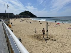 グロス地区の下にあるスリオラビーチへ。
Zurriola beach

やっぱり、海が好き。
潮の匂いをかぐと、癒される。