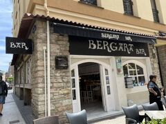 グロス地区をさらに進み、有名なバル、Bar Bergara (グーグルマップで検索出来ます) に到着。

お腹が空いていなかったので、メニューだけ見せてもらう。

ちょっと宿から遠いけど、夜は、ここに食べにきてもいいな。