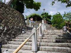 車に乗って丸岡城まで来ました。
恐竜博物館からは３０分かからないくらいです。

階段をのぼったところに入り口があります。
天守・資料館・一筆啓上、３館共通で４５０円です。
ここで御城印ももらえますし、スタンプも押せます。