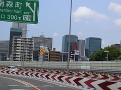 日曜日なのでスイスイと阪神高速を走るうち、梅田ヘップファイブの赤い観覧車が見えてきました・・