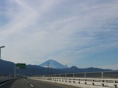車で高速を快調にとばし伊豆へ、富士山が見えてきました。