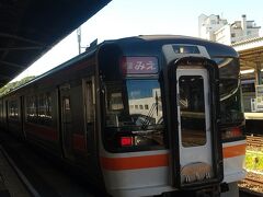 鳥羽方面に行くには、これが便利。
「快速みえ」です。
基本、18切符が使えるのですが、一部伊勢鉄道の路線を通っているので、その分の料金が追加されます。