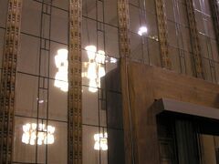 窓越しには隣りのホールのシャンデリアが。窓のガラスは単純な文様ですけど、ちょっと入っているだけで印象が変わりますね。カッコイイ♪

ウハウハ写真を撮って、本日の観光は終了に。駅のスーパーでもうちょっとお菓子でも、と思ったものの早めに閉まっておりました…。ざんねん
もうちょっと食べたいな～、と駅のキオスクでペンギンマークのチョココーティングアイスを買ったら、店員のおに～さんに「Happy Easter」と挨拶されちゃいました。「きーとす！」
なんか、ちょっと嬉しい♪