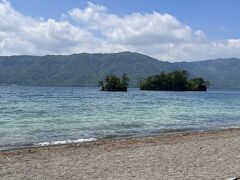 11：30　十和田湖

青く澄んだこの湖が奥入瀬川へ流れている。
美しいはずだね。
