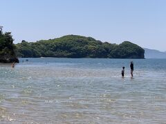 今や小豆島の超有名スポット、エンジェルロードへ案内しました。
この時間は満潮で島には渡れませんでした。