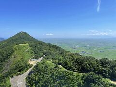弥彦山頂公園に到着。山の東側は越後平野の田園風景を望むことができます。