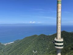 弥彦山頂公園には、高さ100mのパノラマタワーがそびえています。