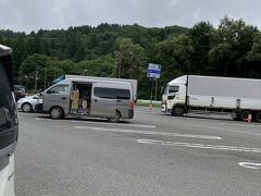 道の駅「雫石あねっこ」まで、「都内から約550キロ、普通に走ると6時間半」と出てきます。途中休憩を挟み、真夜中に到着。

朝起きて撮影。こちらは「駐車して一泊するのを歓迎」の道の駅とのことで昨晩は沢山の車が止まっていました。