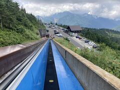 横手山を目指しますが、駐車場からリフト乗り場に行くまでの間に、エスカレーターならぬ「スカイレーター」というものがあります。
これが一方通行で、ある程度上りの人が上ったら次は下りに切り替えて…という感じで、斬新です。（少し待ちの時間が生じます）