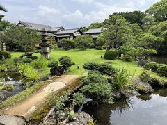 美術館内に入るのは有料ですが、庭に入るだけなら無料です。庭園内には日本家屋「隆泉庵（登録有形文化財）」があります。室内は一般公開はされておりません。