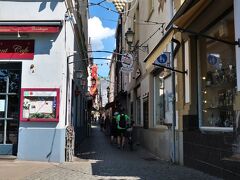 Drosselgasse（つぐみ横丁）

街の中心部に位置する長さ約150m、幅3mの石畳の小路です。「つぐみ横丁」という日本人にとってもどこか親しみを感じやすい名称ですよね。