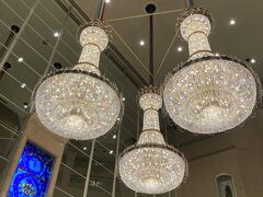 で、歩いて移動したのが、ハイアットリージェンシー東京。
まだ自分がハイアットの会員になる前に、はじめて宿泊したハイアットでした。

この大きな３基のシャンデリアがこのホテルの特徴ですよね。