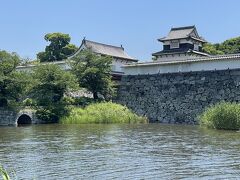 地下鉄で天神から大濠公園駅で下車。

大濠公園に向かってぶらぶら歩きます。マスクをしていると暑い・・(>_<)
