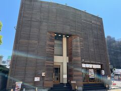 数年前にこの変わった建物の前に行列ができていて「何のお店だろ？」と調べたらめんたい重のお店とのことで、次に行ったら食べよう～と思っていたのです。

お昼はめちゃ混むと言われてるのでブランチで10時に来ました。