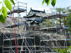 市内見学はまず100円バスに乗って弘前城へ。
現在石垣工事が真っ盛り。
東北唯一の保存天守で、あと3年後の2025、天守を引き戻して石垣に乗せるそうです。
