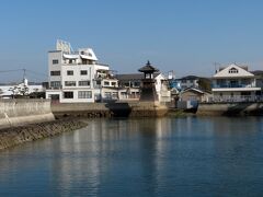 倉敷市重要文化財の旧野崎浜灯明台が見える。