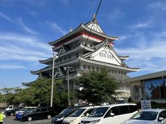 昭和34年（1959年）に日本の城郭に見られる天守を模して造られた鉄筋コンクリート造りの建物です。外観5重、内部9階の観光施設です。